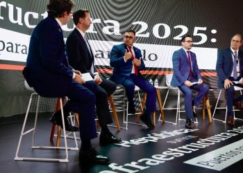 El viceministro de Transportes, Fernando Suriano, durante el “República Summit Infraestructura 2025: Puertos para el desarrollo”. /Foto: CIV