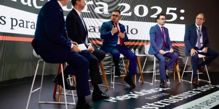 El viceministro de Transportes, Fernando Suriano, durante el “República Summit Infraestructura 2025: Puertos para el desarrollo”. /Foto: CIV