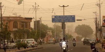 La imagen de archivo muestra la contaminación del aire en una ciudad de India. Ahora, estudio descrube que las altas temperaruras por las olas de calor causan efectos negativos en la atmósfera. /Foto: EFE archivo