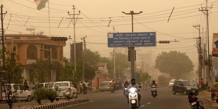 La imagen de archivo muestra la contaminación del aire en una ciudad de India. Ahora, estudio descrube que las altas temperaruras por las olas de calor causan efectos negativos en la atmósfera. /Foto: EFE archivo