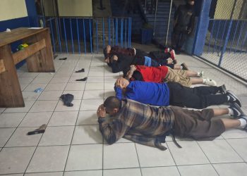 Los cinco pandilleros responsables de la retención de 11 guardias del Sistema Penitenciario fueron reducidos al orden y consignados al juzgado correspondiente.