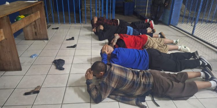 Los cinco pandilleros responsables de la retención de 11 guardias del Sistema Penitenciario fueron reducidos al orden y consignados al juzgado correspondiente.