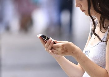 La permanencia prolongada frente a pantallas puede poner en riesgo la salud de los jóvenes.