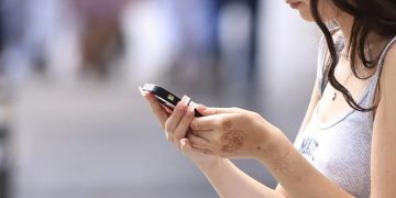 La permanencia prolongada frente a pantallas puede poner en riesgo la salud de los jóvenes.