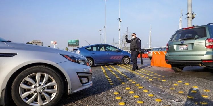 Agentes de la Patrulla Fronteriza de EE. UU. dispara contra vehículo en San Bernardino, California. La imagen muestra un agente fronterizo durante operativo. /Foto: archivo EFE