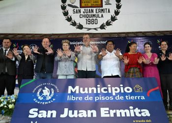 El presidente Bernardo Arévalo, la primera dama, el titular del Mides y otros acompañantes durante declaratoria de San Juan Ermita como tercer municipio libre de pisos de tierra.