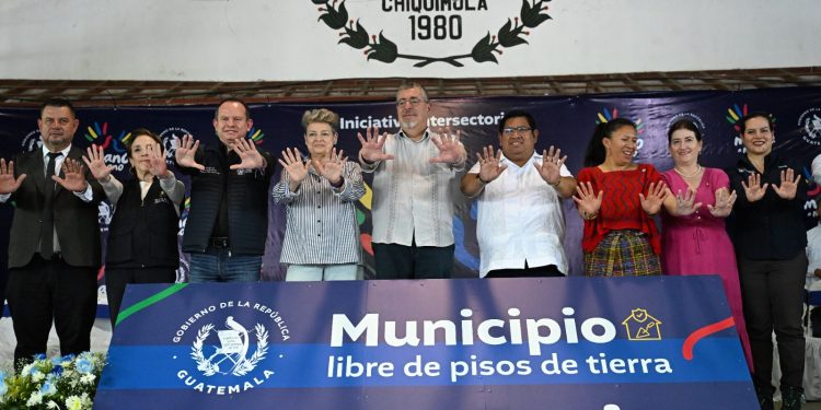 El presidente Bernardo Arévalo, la primera dama, el titular del Mides y otros acompañantes durante declaratoria de San Juan Ermita como tercer municipio libre de pisos de tierra.