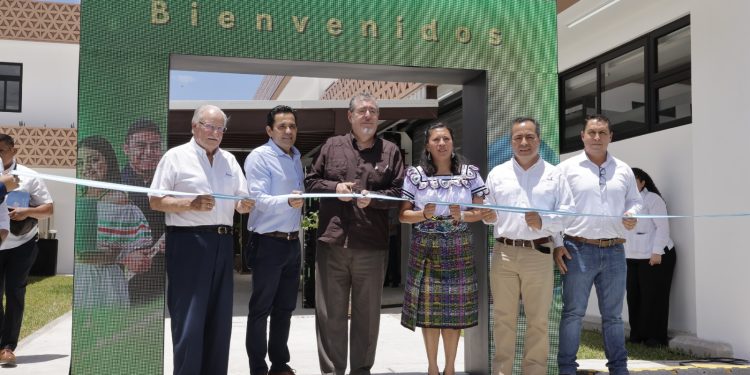 El presidente Bernardo Arévalo participa en la inauguración del Centro de Capacitación Santa Rosa, del Intecap. /Foto: