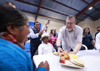 El presidente Arévalo participa en la distribución de alimentos en la inauguración del comedor social número 100, en Uspantán, Quiché.