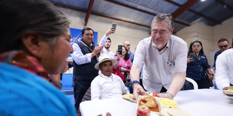 El presidente Arévalo participa en la distribución de alimentos en la inauguración del comedor social número 100, en Uspantán, Quiché.