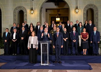 El presidente Bernardo Arévalo, junto a la vicepresidenta Karin Herrera y el gabinete de gobierno, anuncia la presentación del Presupuesto 2026 ante el Congreso de la República.