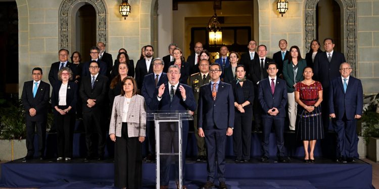 El presidente Bernardo Arévalo, junto a la vicepresidenta Karin Herrera y el gabinete de gobierno, anuncia la presentación del Presupuesto 2026 ante el Congreso de la República.
