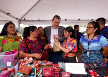El presidente Bernardo Arévalo, durante su recorrido por los diferentes locales durante la feria de cooperarivas.