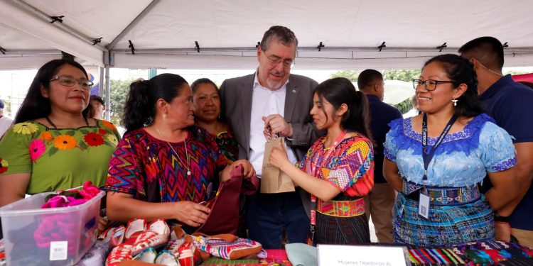 El presidente Bernardo Arévalo, durante su recorrido por los diferentes locales durante la feria de cooperarivas.