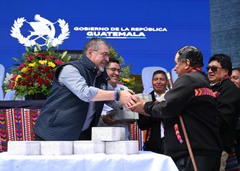 El presidente Bernardo Arévalo hace entrega simbólica de adoquines a autoridades de la aldea El Novillero, Santa Lucía Utatlán, Sololá. /Foto: Byron de la Cruz