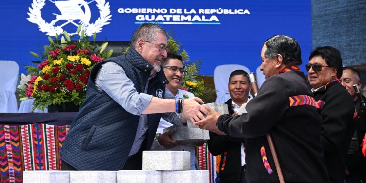 El presidente Bernardo Arévalo hace entrega simbólica de adoquines a autoridades de la aldea El Novillero, Santa Lucía Utatlán, Sololá. /Foto: Byron de la Cruz