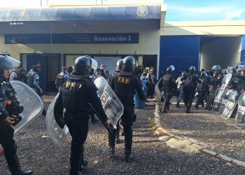 Agentes de unidades especiales participan en las requisas que se llevan a cabo este domingo.