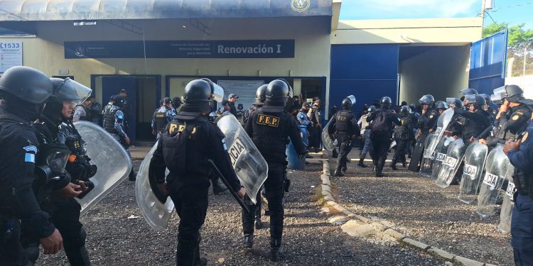 Agentes de unidades especiales participan en las requisas que se llevan a cabo este domingo.