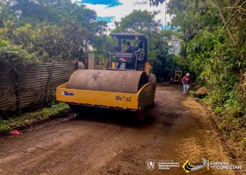 Maquinaria de la Dirección General de Caminos trabaja en las mejoras de la ruta alterna a Santa María de Jesús, Sacatepéquez.