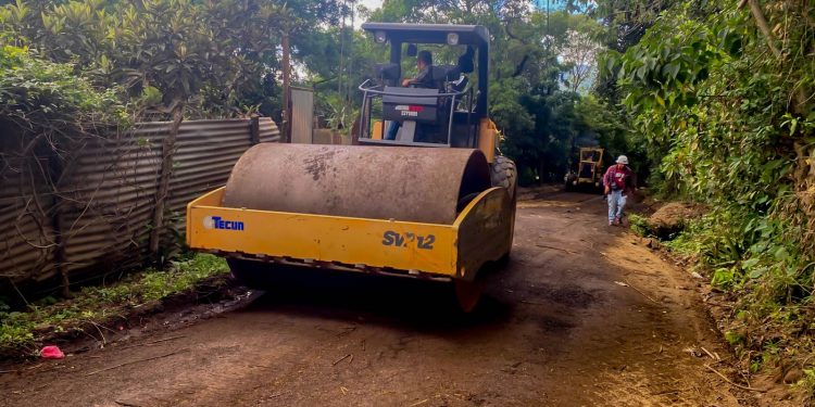 Maquinaria de la Dirección General de Caminos trabaja en las mejoras de la ruta alterna a Santa María de Jesús, Sacatepéquez.