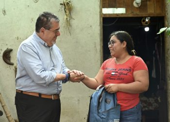 Presidente Bernardo Arévalo entrega beca a beneficiaria en Alta Verapaz. (Foto: Byron de la Cruz)