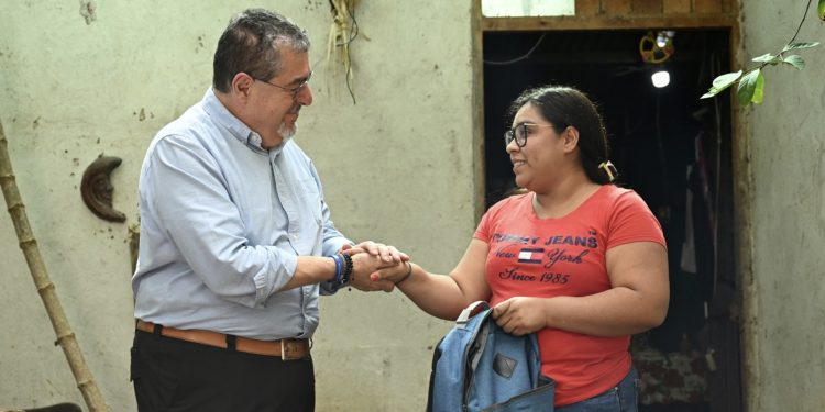 Presidente Bernardo Arévalo entrega beca a beneficiaria en Alta Verapaz. (Foto: Byron de la Cruz)