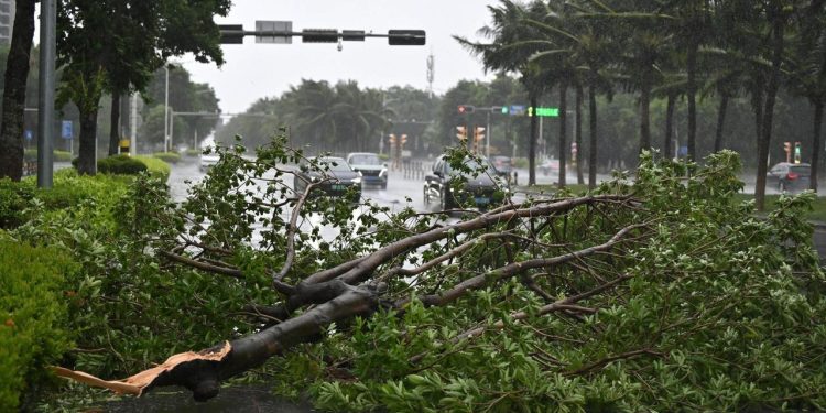El paso del tifón Kajiki deja unos 102 mil afectados en la isla china de Hainan.