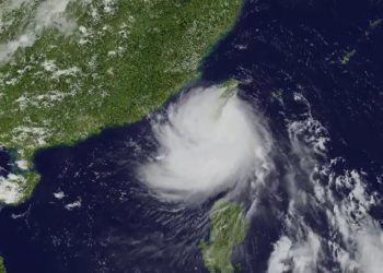 La imagen de satélite muestra cómo el tifón Podul azota el sur de Taiwán antes de dirigirse al mar y a territorio chino.