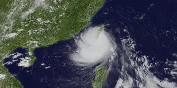 La imagen de satélite muestra cómo el tifón Podul azota el sur de Taiwán antes de dirigirse al mar y a territorio chino.