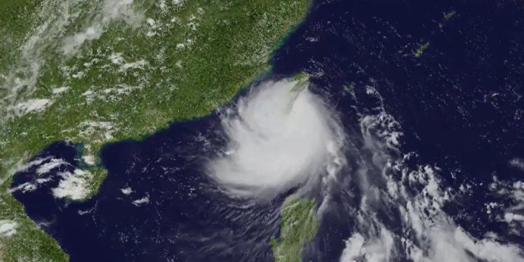 La imagen de satélite muestra cómo el tifón Podul azota el sur de Taiwán antes de dirigirse al mar y a territorio chino.