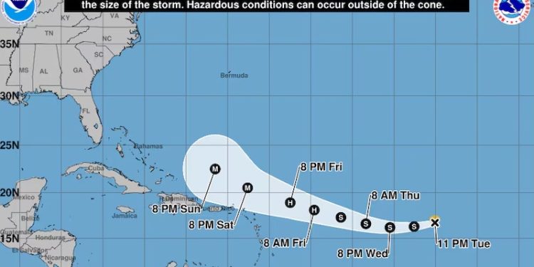 El Centro Nacional de Huracanes de EE. UU. prevé que la tormenta Erin se convierta en huracán este viernes, pero se aleja de las islas del Caribe.