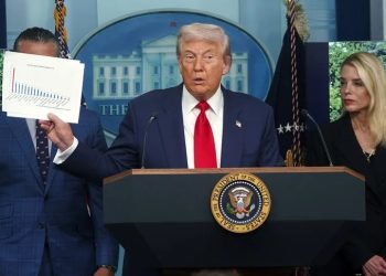 El presidente Donald Trump muestra cuadro estadístico para justificar que la Policía de la capital estadounidense quede bajo control federal.