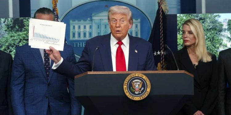 El presidente Donald Trump muestra cuadro estadístico para justificar que la Policía de la capital estadounidense quede bajo control federal.