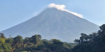 El Insivumeh alerta de posibles lahares a causa de grietas que se formaron en el volcán de Agua debido a secuencia de sismos.