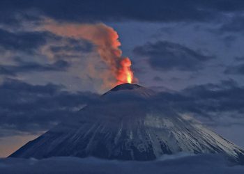 El volcán Klyuchevskoy también se encuentra activo luego del terremoto de magnitud 8.8 ocurrido en la península de Kamchatka, en el Lejano Oriente ruso.