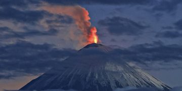 El volcán Klyuchevskoy también se encuentra activo luego del terremoto de magnitud 8.8 ocurrido en la península de Kamchatka, en el Lejano Oriente ruso.