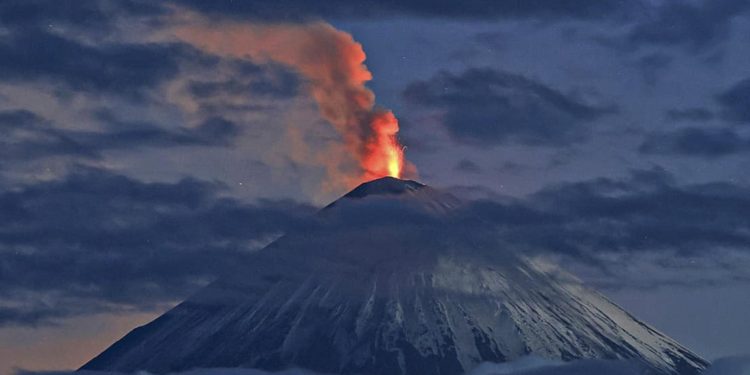 El volcán Klyuchevskoy también se encuentra activo luego del terremoto de magnitud 8.8 ocurrido en la península de Kamchatka, en el Lejano Oriente ruso.