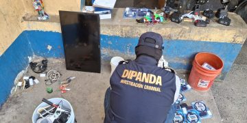 Incautan múltiples objetos prohibidos durante una requisa en el Centro de Rehabilitación para Hombres y Mujeres de Izabal. / Foto: PNC