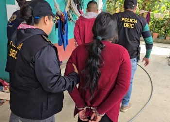 Durante esta acción fueron capturados Angélica N, de 23 años, y Merlín N, de 27 años, quienes también tenían en su poder dos armas de fuego tipo revólver. / Foto: PNC