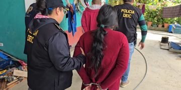 Durante esta acción fueron capturados Angélica N, de 23 años, y Merlín N, de 27 años, quienes también tenían en su poder dos armas de fuego tipo revólver. / Foto: PNC