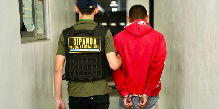 El capturado fue identificado como José N, de 30 años, a quien se le decomisó el paquete con el dinero simulado, así como un teléfono celular. / Foto: PNC