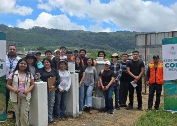 Durante las capacitaciones, Insivumeh compartió conocimientos sobre geología y meteorología. / Foto: Insivumeh.