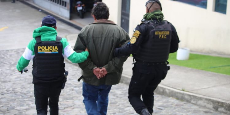 Capturan a Óscar "N", de 48 años, presunto abogado implicado en narcomenudeo en Quetzaltenango. / Foto: PNC.
