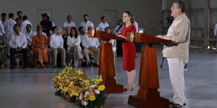 Presidente Bernardo Arévalo y presidenta Claudia Sheinbaum en conferencia de prensa. / Foto: Alex Jacinto.