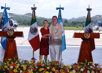 Presidente Bernardo Arévalo y la presidenta de México, Claudia Sheinbaum, en conferencia de prensa tras la reunión bilateral. / Foto: Alex Jacinto.