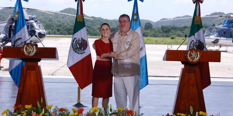 Presidente Bernardo Arévalo y la presidenta de México, Claudia Sheinbaum, en conferencia de prensa tras la reunión bilateral. / Foto: Alex Jacinto.