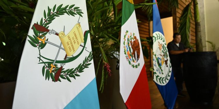 Banderas de Guatemala, México y Belice. / Foto: Byron de la Cruz.