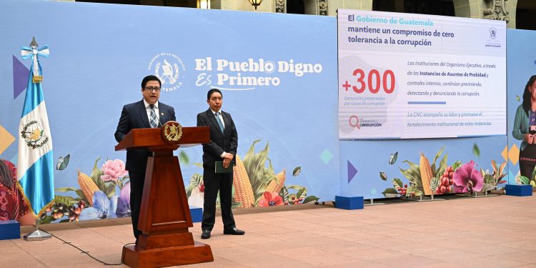 Flores señaló que cada denuncia de corrupción ha seguido un proceso formal y debidamente sustentado. / Foto: Byron de la Cruz