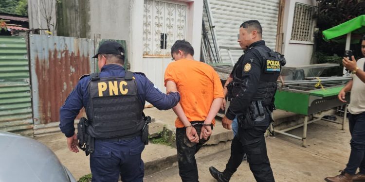 Finalmente, los dos hombres fueron trasladados a un juzgado competente, donde enfrentarán los cargos correspondientes. / Foto: PNC