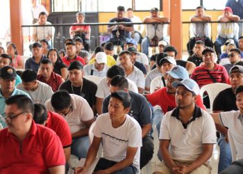 En Santo Tomás La Unión, los pilotos de tuctuc reciben capacitación vial como requisito para operar
